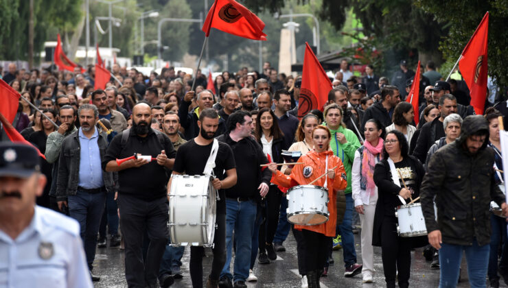 Kıbrıs Türk Orta Eğitim Öğretmenler Sendikası, Meclis önünde eylem yaptı