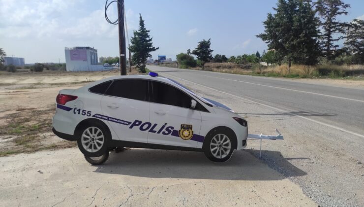 Maket polis araçları yollarda