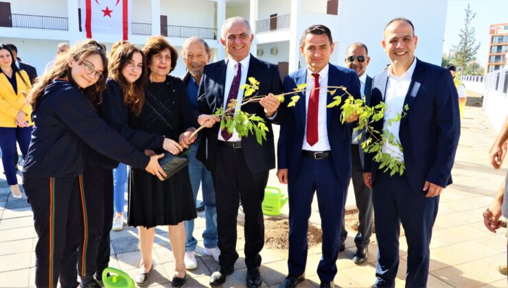 Esin-Leman Lisesi’nde fidan dikme etkinliği düzenlendi