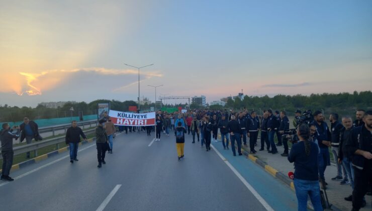 Cumhurbaşkanlığı ve Meclis yerleşkesi inşasını protesto etmek için yürüyüş yapıldı