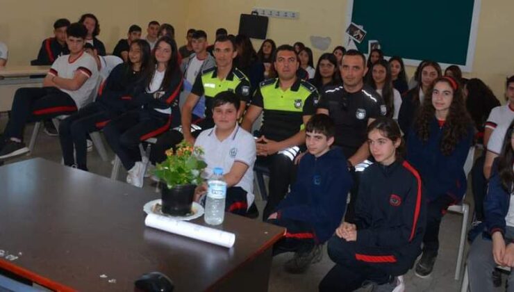 Trafik Haftası kapsamında, sürücülere araç parfümü dağıtıldı ve öğrencilere trafik eğitimleri verildi