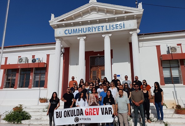 KTOEÖS bugün de grevde… Sendika yetkilileri, Geçitkale’deki Cumhuriyet Lisesi önünde açıklama yaptı