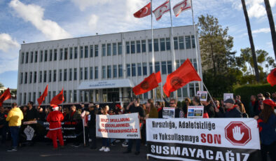 Orta öğretim öğretmenlerinden Başbakanlık önünde eylem