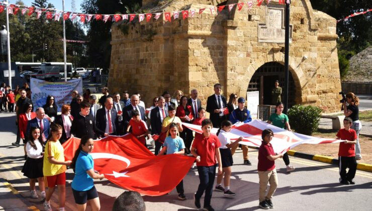 23 Nisan Ulusal Egemenlik ve Çocuk Bayramı kutlamaları çerçevesinde Lefkoşa’da kortej düzenlendi