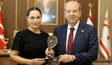 Cumhurbaşkanı Tatar, sanatçı Hülya Avşar’ı kabul etti