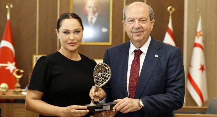 Cumhurbaşkanı Tatar, sanatçı Hülya Avşar’ı kabul etti