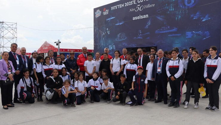 Çavuşoğlu, TEKNOFEST KKTC’nin ikinci gününde öğrencilerle buluştu