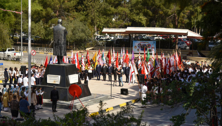 19 Mayıs Atatürk’ü Anma Gençlik ve Spor Bayramı etkinlikleri Atatürk Anıtı önünde düzenlenen törenle başladı