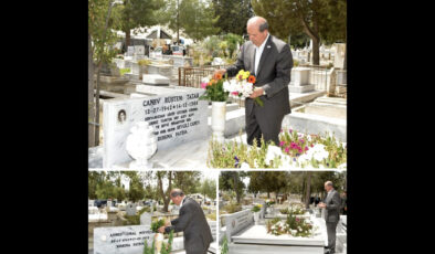 Cumhurbaşkanı Ersin Tatar, Anneler Günü vesilesiyle annesi ve anneannesinin mezarlarını ziyaret etti