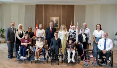 Cumhurbaşkanı Ersin Tatar ve Eşi Sibel Tatar, Tekerlekli Sandalye Dans Milli Takımı sporcusu Yeliz Güllü ile bir araya geldi