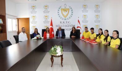 Çavuşoğlu, Haydarpaşa Ticaret Lisesi heyetini kabul etti